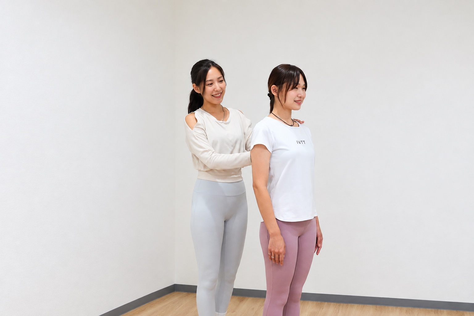 インストラクターが姿勢を確認する様子