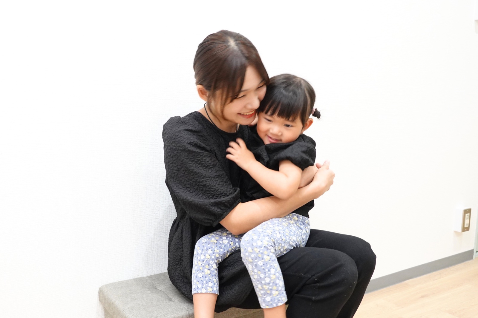 お子様を抱きしめるママ